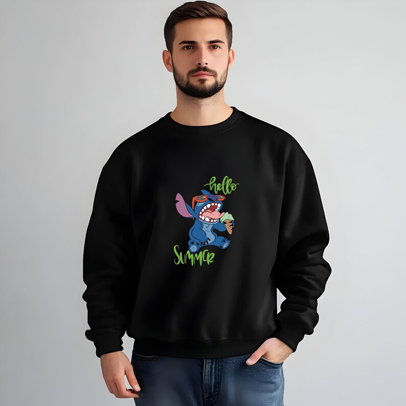 Puede incluir: Sudadera negra con un personaje de dibujos animados Stitch con gafas de sol y un helado. Las palabras "hello Summer" est&aacute;n escritas en verde. La sudadera es de cuello redondo.