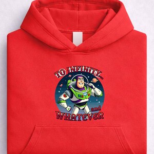 Op de afbeelding: Een rode hoodie met een afbeelding van Buzz Lightyear, het personage uit Toy Story, met de tekst "TO INFINITY... and WHATEVER". De afbeelding toont Buzz in zijn ruimtepak tegen een ruimteachtergrond.