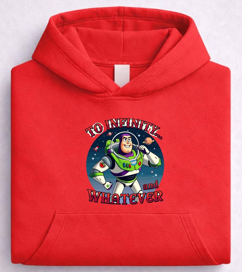 Op de afbeelding: Een rode hoodie met een afbeelding van Buzz Lightyear, het personage uit Toy Story, met de tekst "TO INFINITY... and WHATEVER". De afbeelding toont Buzz in zijn ruimtepak tegen een ruimteachtergrond.