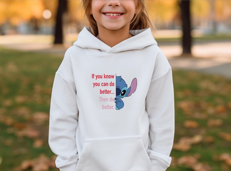 Puede incluir: Sudadera con capucha blanca con un personaje de dibujos animados azul y el texto "If you know you can do better... Then do better." El personaje tiene ojos grandes y una oreja grande. La sudadera tiene un bolsillo delantero.