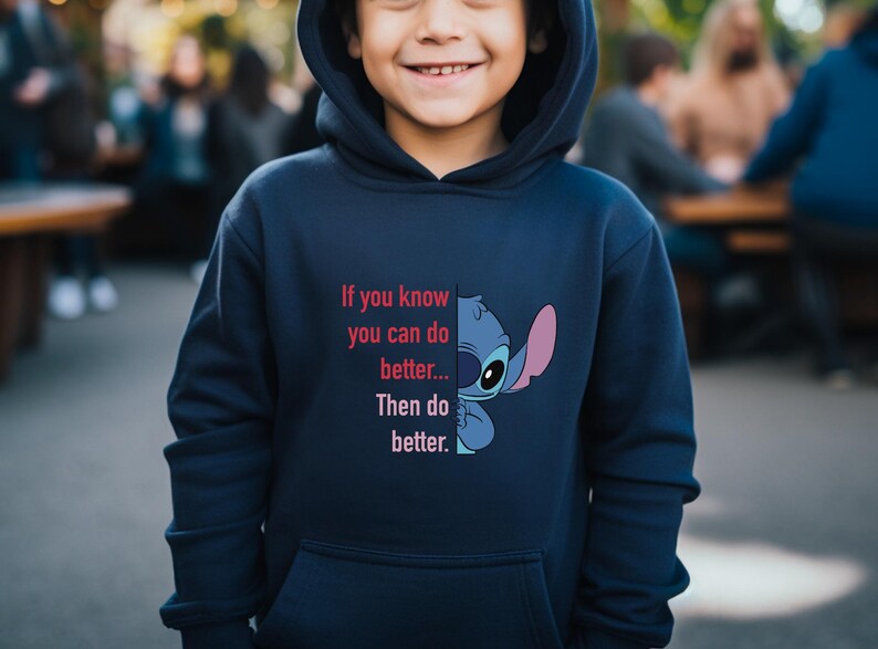 Puede incluir: Sudadera con capucha azul marino con un gr&aacute;fico del personaje Stitch de Lilo & Stitch. La sudadera tiene el texto "If you know you can do better... Then do better." en rojo y blanco.