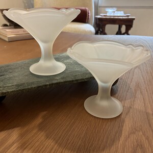 Plato de pedestal esmerilado - juego de 2, cuenco elevado para servir, iluminación difusa