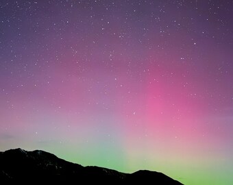 Auroras boreales de Colorado / Aurora boreal sobre picos alpinos / Impresión artística de pared del cielo nocturno de Colorado / Descarga digital