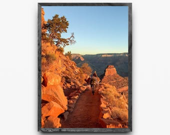 Amanecer en el Gran Cañón con un jinete de mula / Sendero South Kaibab, Arizona / Arte mural del Parque Nacional / Fotografía de paisaje para descarga digital