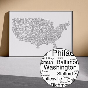 Op de afbeelding: Een ingelijste zwart-wit print van de Verenigde Staten, samengesteld uit stadsnamen. De steden zijn zo gerangschikt dat ze de vorm van het land vormen. Een cirkelvormige inzet belicht stadsnamen als Philadelphia en Baltimore.