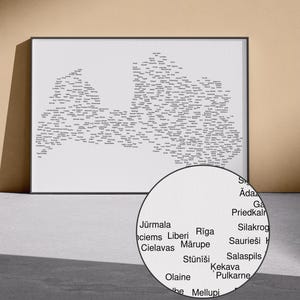Puede incluir: Una impresión en blanco y negro minimalista enmarcada. La obra de arte representa un mapa de un país, compuesto por numerosos elementos de texto pequeños. El texto parece ser nombres de lugares. La impresión se muestra sobre un fondo neutro.