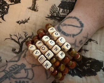FOLK PUNK POUR TOUJOURS ! Bracelet de perles en bois à superposer pour les enfants turbulents qui aiment les bijoux et bricoler.