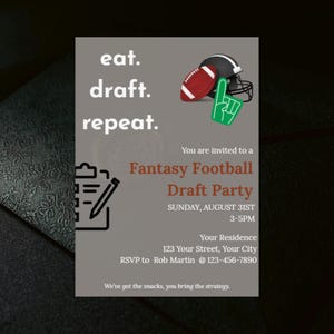 Op de afbeelding: Een grijze uitnodigingskaart voor een Fantasy Football Draft Party met de tekst eat. draft. repeat., een rode football, een zwarte helm, een groene schuimvinger en een klembord-icoon. Details voor zondag 31 augustus, 15:00-17:00 uur.