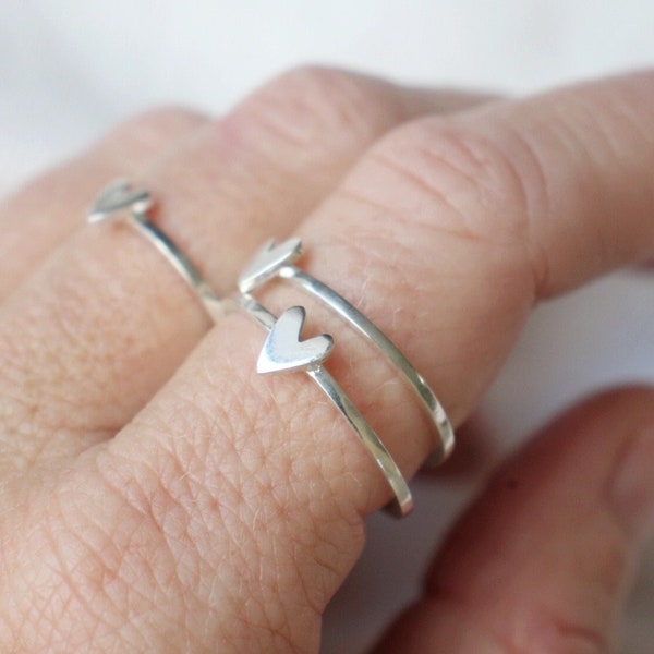piccolo anello a cuore d'argento / anello impilabile a cuore / delicato anello a cuore