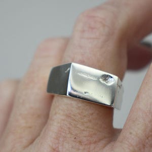 Tung kantig ring handgjord i sterlingsilver | Fasetterad geometrisk statementring