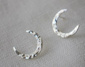 zilveren maanstekers / sterlingzilveren maanoorbellen / gehamerde maanoorstekers / luna-sieraden / boho-oorbellen