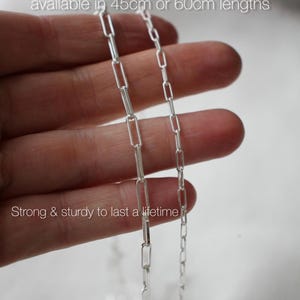 K&ouml;nnte beinhalten: Zwei silberfarbene B&uuml;roklammerketten mit rechteckigen Gliedern in verschiedenen Gr&ouml;&szlig;en. Der Text lautet: CHAIN UPGRADES, large or small link paperclip chains available in 45cm or 60cm lengths, Strong & sturdy to last a lifetime.