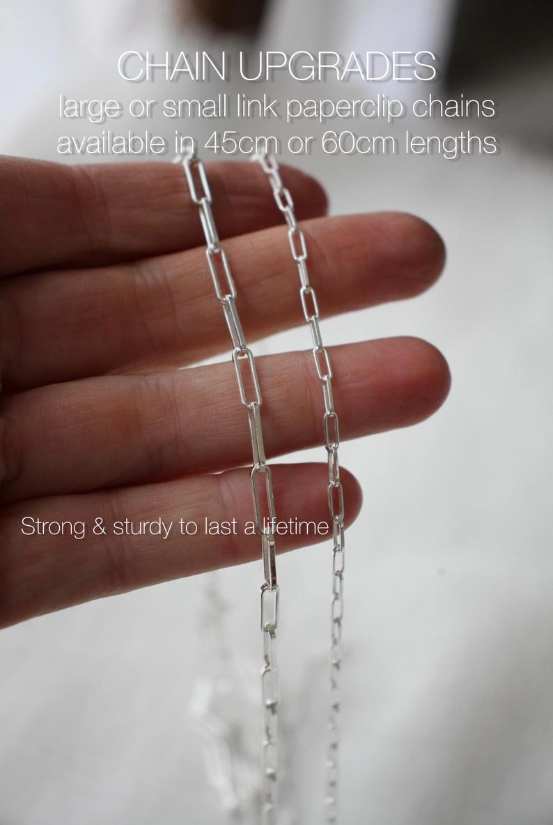 K&ouml;nnte beinhalten: Zwei silberfarbene B&uuml;roklammerketten mit rechteckigen Gliedern in verschiedenen Gr&ouml;&szlig;en. Der Text lautet: CHAIN UPGRADES, large or small link paperclip chains available in 45cm or 60cm lengths, Strong & sturdy to last a lifetime.