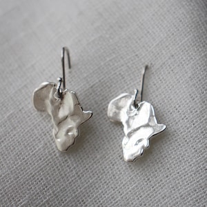 Pendientes colgantes rústicos de África / pendientes colgantes de plata con el mapa de África / pendientes gruesos de África / pendientes con gancho de África texturizados