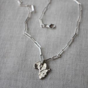 Halskette mit Afrikakarte aus Sterlingsilber | Handgefertigter Anhänger mit organischer Struktur | Geschenk für Afrikareisende big link paperclip
