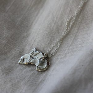 Halskette mit Afrikakarte aus Sterlingsilber | Handgefertigter Anhänger mit organischer Struktur | Geschenk für Afrikareisende Bild 11