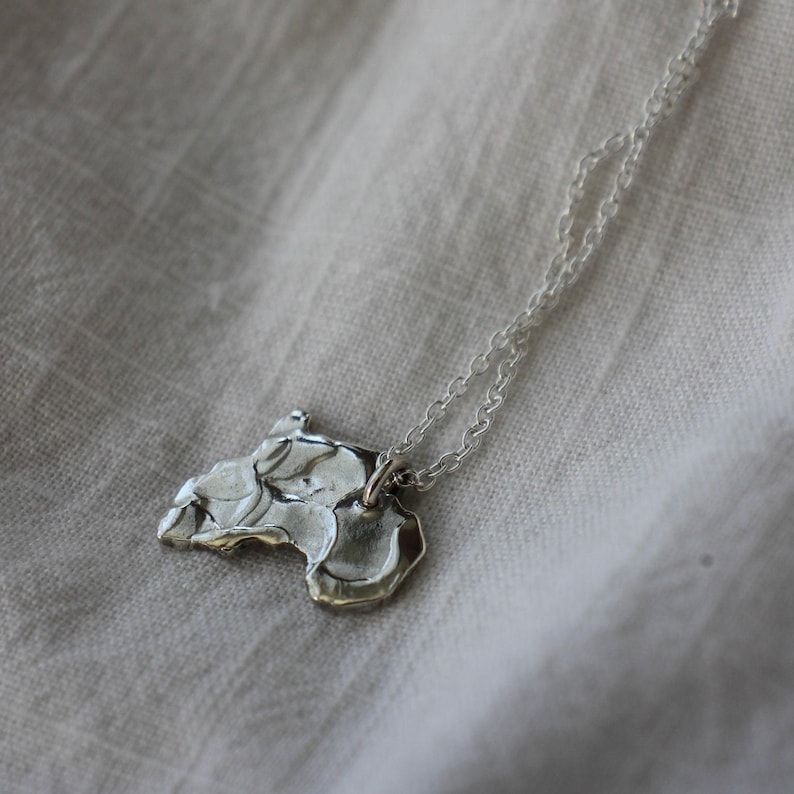 Halskette mit Afrikakarte aus Sterlingsilber | Handgefertigter Anhänger mit organischer Struktur | Geschenk für Afrikareisende Bild 11