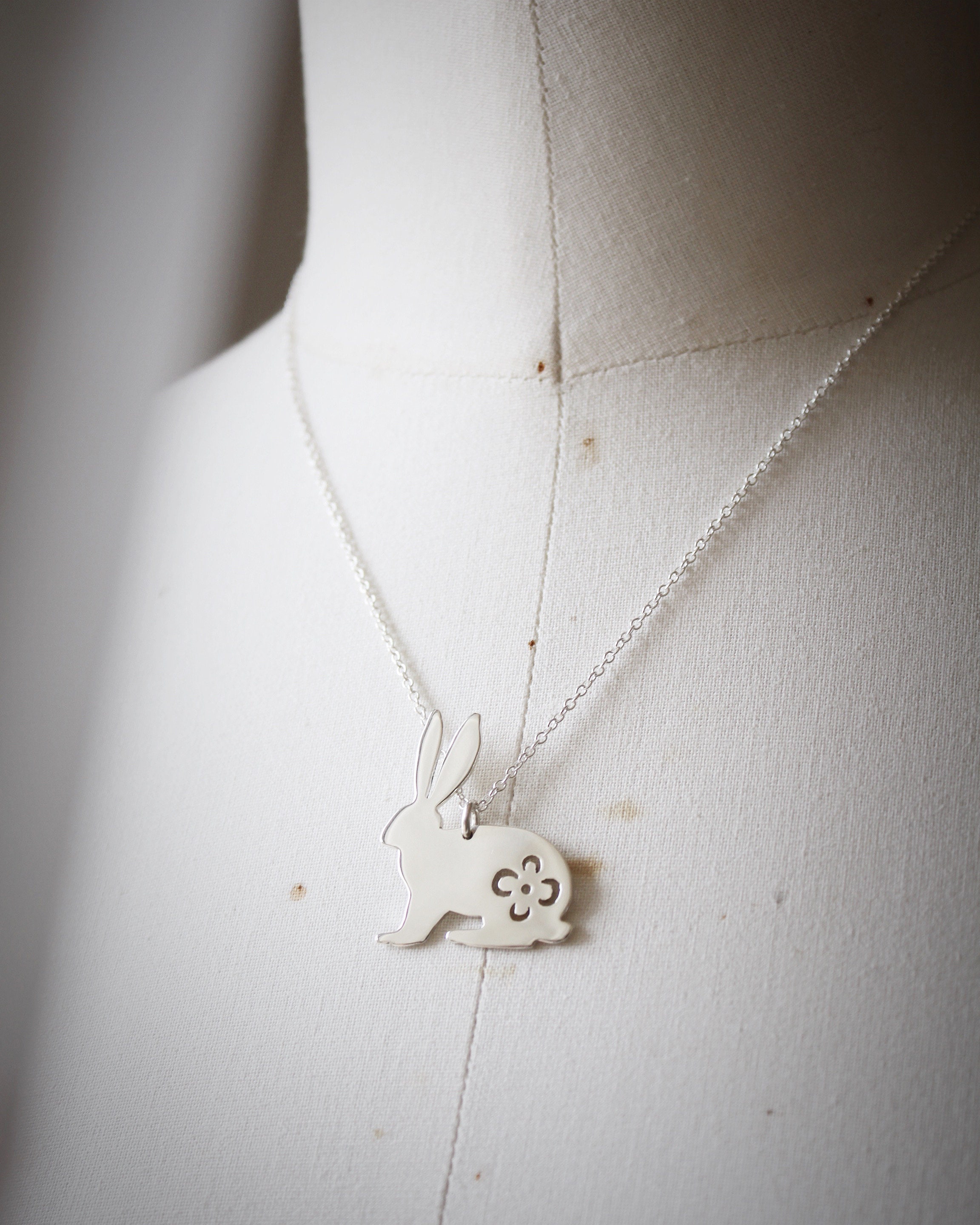 Collana in argento sterling con coniglio: ciondolo a forma di coniglietto floreale, catena da 45 cm - Italia