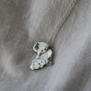 Halskette mit Afrikakarte aus Sterlingsilber | Handgefertigter Anhänger mit organischer Struktur | Geschenk für Afrikareisende Bild 3