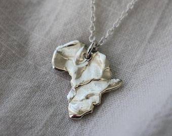 Afrika-kaart ketting in sterling zilver | Handgemaakte organische Afrikaanse hanger met textuur | Cadeau voor Afrika-reizigers