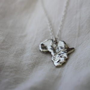 Halskette mit Afrikakarte aus Sterlingsilber | Handgefertigter Anhänger mit organischer Struktur | Geschenk für Afrikareisende Bild 9