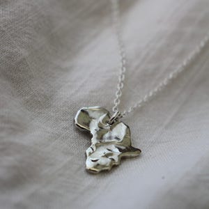 Halskette mit Afrikakarte aus Sterlingsilber | Handgefertigter Anhänger mit organischer Struktur | Geschenk für Afrikareisende Bild 10