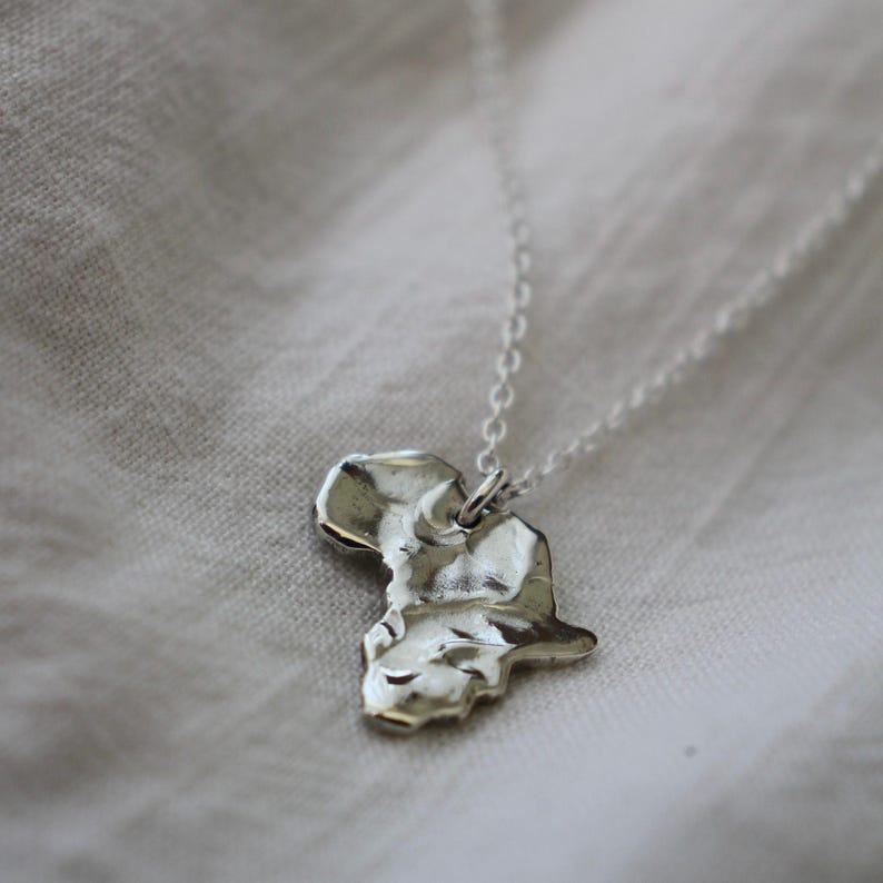 Halskette mit Afrikakarte aus Sterlingsilber | Handgefertigter Anhänger mit organischer Struktur | Geschenk für Afrikareisende Bild 10