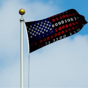 Puede incluir: Una bandera negra con un dise&ntilde;o digital, que presenta las estrellas y las rayas de la bandera estadounidense. Las estrellas est&aacute;n representadas por cuadrados azules, y las rayas se reemplazan con c&oacute;digo binario en rojo y blanco. La bandera est&aacute; en un m&aacute;stil plateado con una bola dorada en la parte superior.