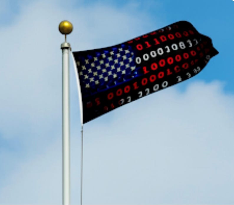 Puede incluir: Una bandera negra con un dise&ntilde;o digital, que presenta las estrellas y las rayas de la bandera estadounidense. Las estrellas est&aacute;n representadas por cuadrados azules, y las rayas se reemplazan con c&oacute;digo binario en rojo y blanco. La bandera est&aacute; en un m&aacute;stil plateado con una bola dorada en la parte superior.