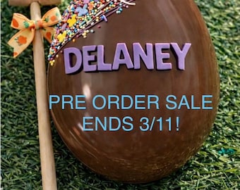 Huevo de Pascua de chocolate personalizado con caramelos y mazo (pedido por adelantado)