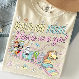 Retro Slinky Dog Dash Komfortfärger T-shirt, Toy Story Land Berg-och-dalbana T-shirt, Disney Hollywood Studios T-shirt, Håll i dig hårt grafisk T-shirt present bild 1