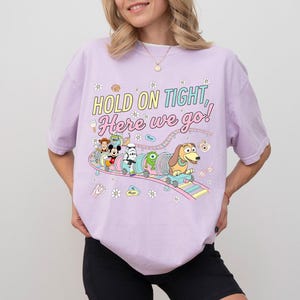 Retro Slinky Dog Dash Komfortfärger T-shirt, Toy Story Land Berg-och-dalbana T-shirt, Disney Hollywood Studios T-shirt, Håll i dig hårt grafisk T-shirt present bild 8