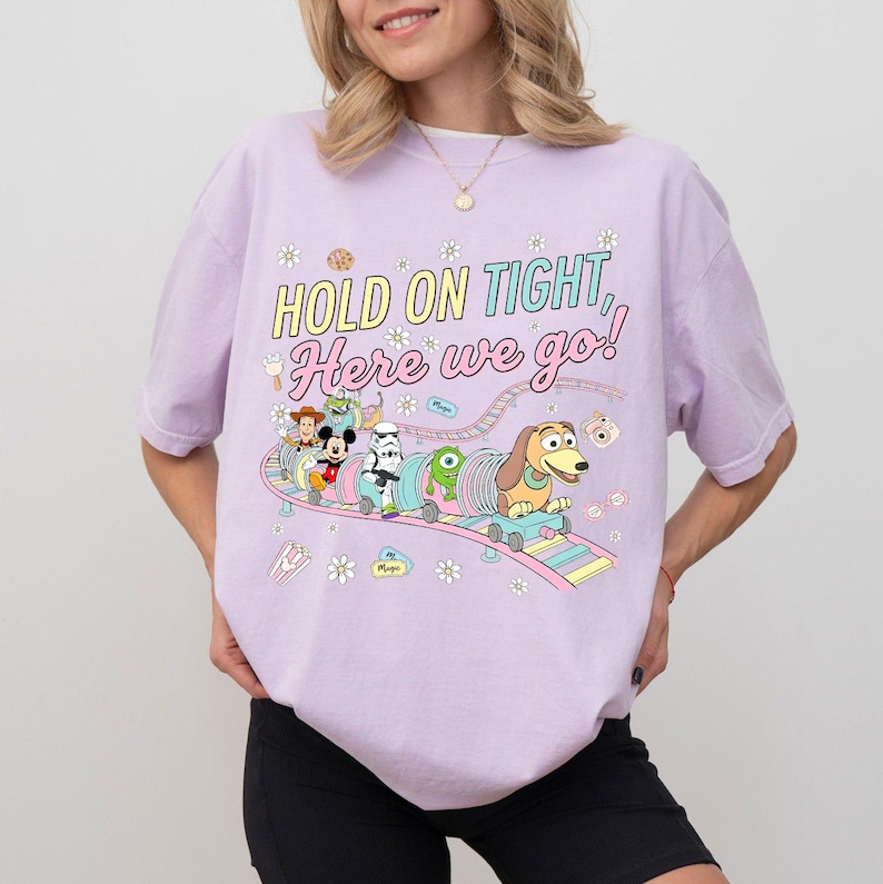 Retro Slinky Dog Dash Komfortfärger T-shirt, Toy Story Land Berg-och-dalbana T-shirt, Disney Hollywood Studios T-shirt, Håll i dig hårt grafisk T-shirt present bild 8