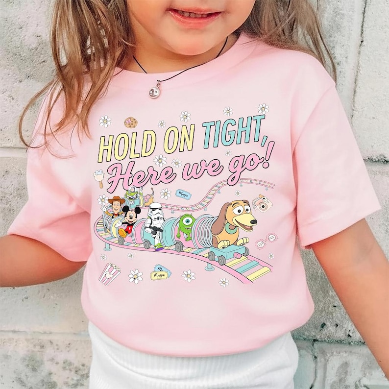 Retro Slinky Dog Dash Komfortfärger T-shirt, Toy Story Land Berg-och-dalbana T-shirt, Disney Hollywood Studios T-shirt, Håll i dig hårt grafisk T-shirt present bild 4