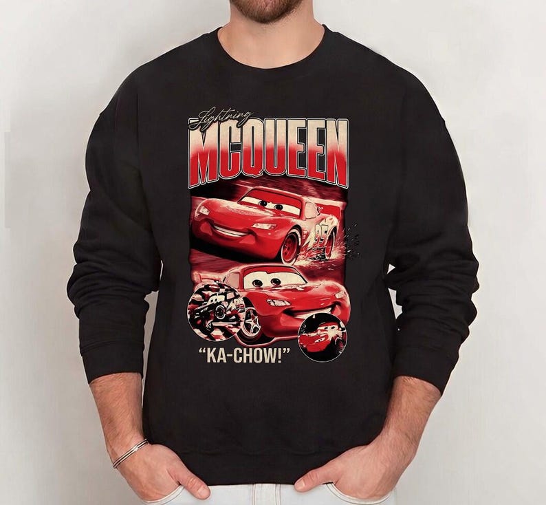 Puede incluir: Sudadera negra con un dise&ntilde;o de Rayo McQueen de la pel&iacute;cula Cars. El dise&ntilde;o incluye el texto "Lightning McQueen" en rojo y blanco, im&aacute;genes del coche de carreras rojo y la frase "KA-CHOW!"