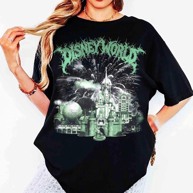 K&ouml;nnte beinhalten: Schwarzes T-Shirt mit einem gr&uuml;nen Aufdruck des Disney World-Logos und einem Schloss mit Feuerwerk. Die Grafik enth&auml;lt auch das Spaceship Earth und andere Geb&auml;ude. Das T-Shirt hat einen Rundhalsausschnitt und kurze &Auml;rmel.