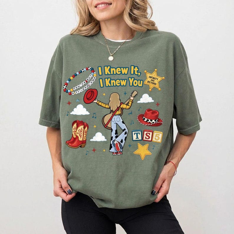 Peut inclure: Un t-shirt vert olive avec une impression graphique portant le texte I Knew It, I Knew You, un bracelet de perles, une &eacute;toile de sh&eacute;rif, un chapeau de cowboy, un personnage jouant de la guitare, des bottes rouges et des cubes TS5.