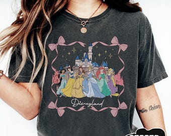 Camiseta de princesas de Disneyland, camiseta clásica de las princesas Disney con Ariel, Bella, Cenicienta, Jazmín y Aurora, diseño de castillo mágico.