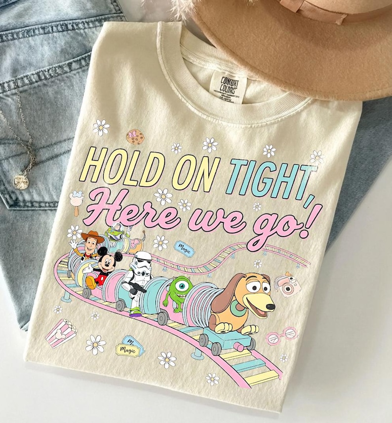 Retro Slinky Dog Dash Komfortfärger T-shirt, Toy Story Land Berg-och-dalbana T-shirt, Disney Hollywood Studios T-shirt, Håll i dig hårt grafisk T-shirt present bild 1