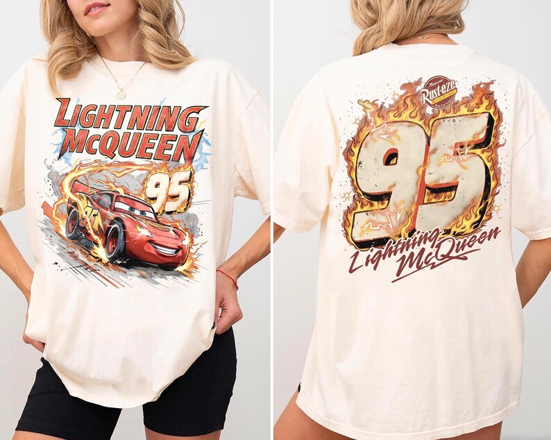 Puede incluir: Camiseta color crema con un gr&aacute;fico de Lightning McQueen. La parte delantera muestra el personaje con el texto "Lightning McQueen" y "95". La parte trasera de la camiseta muestra un gran "95" con llamas y el texto "Lightning McQueen".