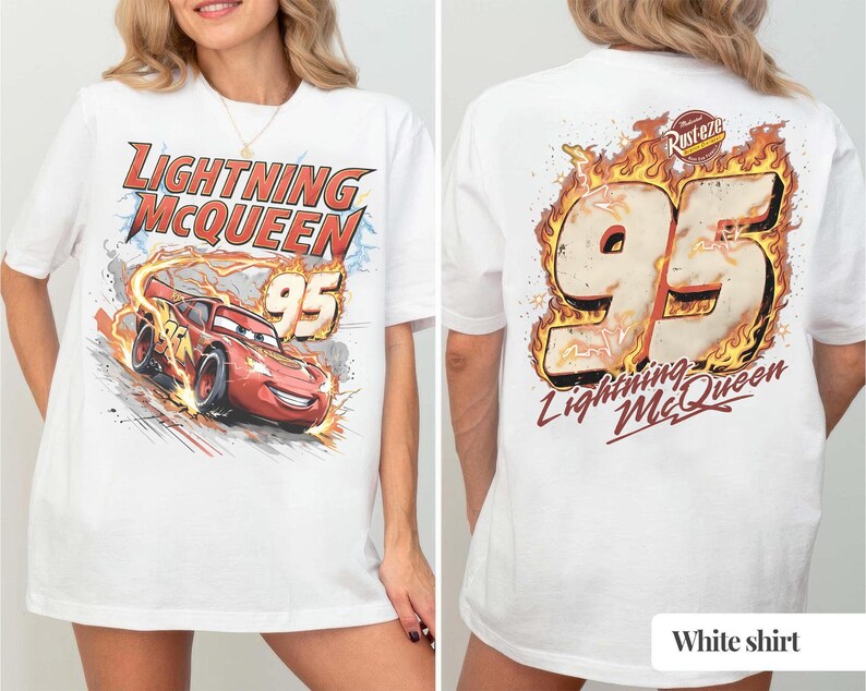 Puede incluir: Camiseta blanca con Lightning McQueen de la pel&iacute;cula Cars. El frente muestra el personaje y texto, mientras que la parte posterior muestra un gran "95" con llamas y el nombre del personaje. Un dise&ntilde;o divertido y colorido.