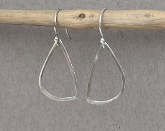 Pendientes asimétricos de lágrima de plata de ley hechos a mano / Pendientes orgánicos abiertos / Joyería minimalista para el día a día / Pendientes colgantes artesanales