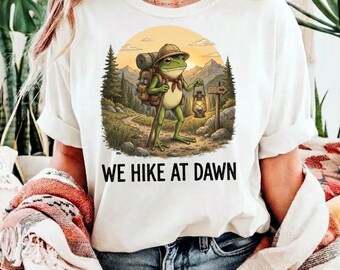 Wir wandern im Morgengrauen Frosch Wandern Camping Backpacker PNG: Lustige Frosch Abenteuer Design Natur Liebhaber png (Digitaler Download)