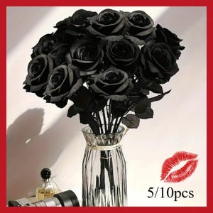 Puede incluir: Un ramo de rosas negras en un jarrón de cristal transparente. Las rosas están completamente florecidas y tienen hojas de color verde oscuro. El jarrón está atado con una cuerda de color claro. La imagen también incluye un frasco de perfume y una marca de lápiz labial con el texto "5/10pcs".