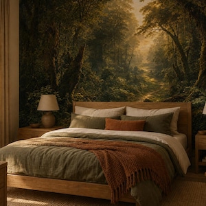 Könnte beinhalten: Ein Schlafzimmer mit einem Holzbettrahmen, olivgrüner Bettwäsche und einer rostfarbenen Tagesdecke. Ein großes Wandbild zeigt einen dichten, sonnendurchfluteten Waldweg. Zwei Nachttische aus Holz sind mit beigen Lampen ausgestattet.