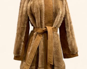 Vintage 60-70-tals Lilli Ann mocka fuskpälskappa | Beige Penny Lane vinterjacka med bälte | Mod Boho fårskinnskappa Storlek S M Small Medium