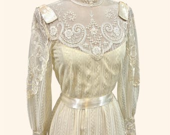 Vestido de Noiva Vintage Anos 70 | Estilo Revival Vitoriano com Gola Alta, Renda Transparente, Boho Anos 70, Cetim Champagne com Fita | Tamanho PP 0 2