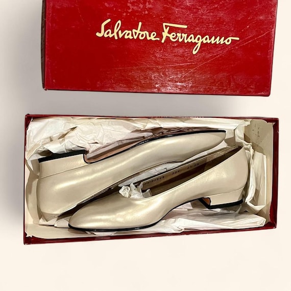 Vintage Ferragamo Cream Leather Heels | 80s Gold Sheen  display picture 1