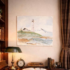 Pu&ograve; includere: Dipinto ad acquerello di una scena costiera con un faro su una collina verde e gabbiani in volo. L'opera d'arte &egrave; esposta sopra una scrivania con una lampada, un orologio, libri e un libro aperto con occhiali.