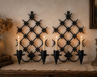 Par de apliques de pared grandes de hierro forjado de estilo vintage / Portavelas góticos con flor de lis